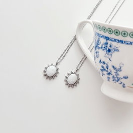 Heliophilia Silver Collar Denic Grey Plata y Blanco